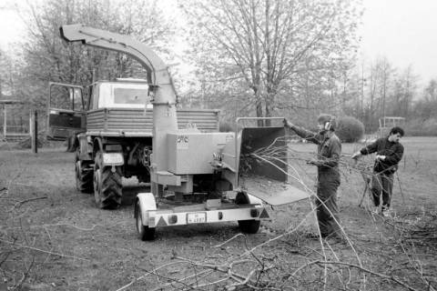 ARH Slg. Weber 02-047/0020, Zwei Männer zerkleinern Äste in einem Park?, zwischen 1980/1990