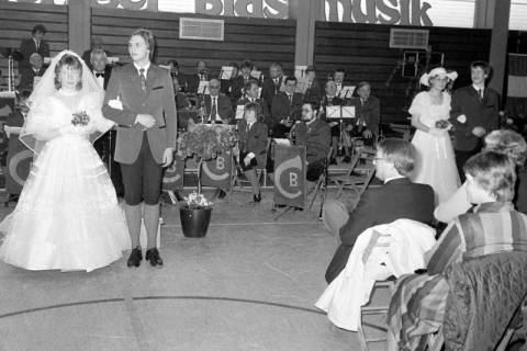 ARH Slg. Weber 02-048/0005, Hochzeitspaare tanzen mit Begleitung durch das Blasorchester "Die Original Calenberger" vor Publikum in der Sporthalle Lange Feldstraße, Gehrden, zwischen 1980/1990