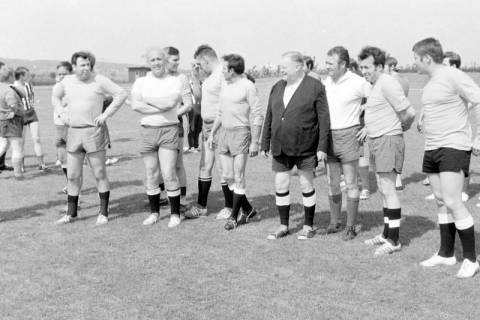 ARH Slg. Weber 02-049/0004, Fußball-Benefiz-Spiel mit einer Stadtauswahl auf der Bezirkssportanlage, Gehrden, zwischen 1970/1980