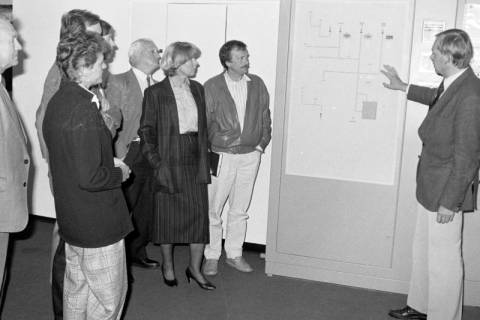 ARH Slg. Weber 02-049/0008, N.N. präsentiert v.l. den Ratsmitgliedern Herbert Clausing (SPD), N.N., Bürgermeister Helmut Oberheide, Bärbel Jordan (CDU) und Prof. Dr. Peter Blumendorf (SPD) einen Schaltkreis?, zwischen 1980/1990