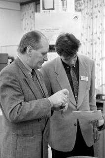 ARH Slg. Weber 02-049/0012, Zwei Männer bei einer Ausstellung?, zwischen 1980/1990