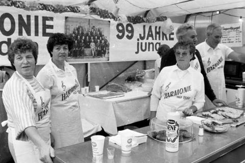 ARH Slg. Weber 02-049/0013, V.l. Inge Damerau, Christa Hohe, Elfriede Kirchhoff, Vorsitzender Friedrich Kirchhoff und Rudi Hohedes des gemischten Chors "Harmonie" auf einer Zeltfeier zu seinem 99-jährigem Bestehen, 1985