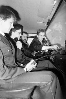 ARH Slg. Weber 02-049/0016, Rainer Kunze (rechts) und Albert Fricke (mit Bart) erklären jungen Mitgliedern der Feuerwehr die Funkgeräte im Löschfahrzeug der Ortsfeuerwehr Gehrden  , zwischen 1980/1990