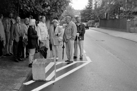 ARH Slg. Weber 02-050/0004, Ortstermin zur Verkehrsberuhigung in der Franzburger Straße mit Ratsmitgliedern, v.r. Fritz Marlin (SPD), Friedhelm Peters (CDU), Bärbel Jordan (CDU), Ordnungsamtsleiter Helmut Temps und Anliegern der Straße, Gehrden, zwischen 1980/1990