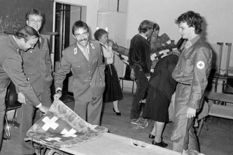 ARH Slg. Weber 02-050/0007, Übung des DRK in einer Schule, Gehrden, zwischen 1980/1990