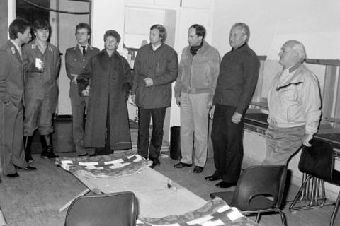 ARH Slg. Weber 02-050/0008, Übung des DRK Gehrden in einer Schule mit v.r. Bürgermeister Helmut Oberheide, Herr Kopp, stellv. Stadtdirektor Peter Schnabel, Ordnungsamtsleiter Helmuth Temps und Ratsmitglied Gudrun Kopp, zwischen 1980/1990