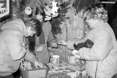 ARH Slg. Weber 02-050/0014, Kinder an einem Weihnachtsmarktstand, zwischen 1980/1990