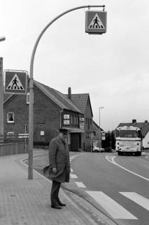 ARH Slg. Weber 02-050/0015, Ortsbürgermeister Horst Lanka (SPD) am neuen Fußgängerüberweg über die Deisterstraße, im Hintergrund das Gasthaus Fehlie, Lemmie, zwischen 1980/1990