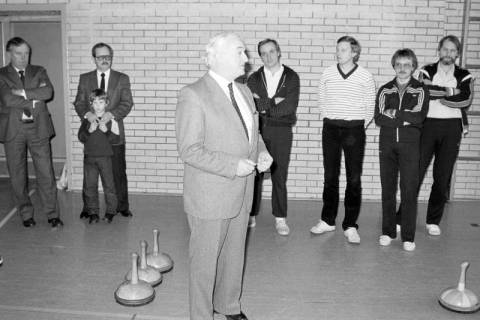 ARH Slg. Weber 02-051/0002, Bürgermeister Helmut Oberheide eröffnet vor v.l. Ronnenbergs Bürgermeister Hermann Haller und Stadtdirektor Bernhard Lippold, Stadtdirektor Hans Bildhauer, Verwaltungsmitarbeitern Helmuth Temps, Henning Radtke und N.N. einen Stockschieß-Wettbewerb, Gehrde, zwischen 1980/1990