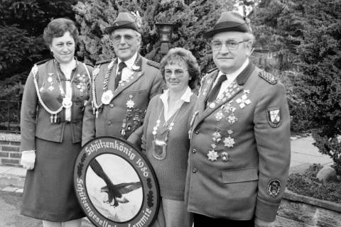 ARH Slg. Weber 02-051/0005, Proklamation des Schützenkönigs der Schützengesellschaft Lemmie mit v.l. N.N., Ortsbürgermeister Horst Lanka, Frau Rottenbücher und dem Ersten Vorsitzenden Siegfried Schulz, Lemmie, 1986