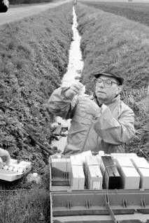 ARH Slg. Weber 02-051/0010, Detlef Meyer bei Gewässergüteuntersuchung, zwischen 1980/1990