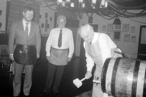 ARH Slg. Weber 02-051/0011, Traditioneller Bockbieranstich im Schützenhaus mit v.l. Brauereivertreter N.N., Vorsitzender der "Schützengesellschaft Ottomar von Reden" Erich Krack und Bürgermeister Helmut Oberheide, Gehrden  , zwischen 1980/1990