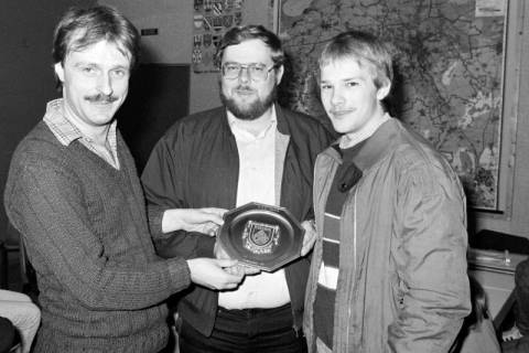 ARH Slg. Weber 02-051/0012, Übergabe eines Trophäentellers im Rahmen der Arbeiter-Samariter-Jugend Gehrden, 1985