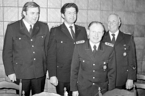 ARH Slg. Weber 02-051/0019, V.l. Wilfried Fritschen, Ortsbrandmeister Klaus Blank, Friedrich Rascher und Werner Burose bei einem Treffen der Feuerwehr Ditterke, zwischen 1980/1990