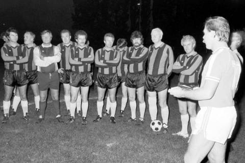 ARH Slg. Weber 02-052/0004, Prominenten-Fußballmannschaft des Niedersächsischen Landtages bei einem Spiel gegen die Mannschaft des TV Jahn Leveste auf dem Sportplatz Leveste, zwischen 1980/1990