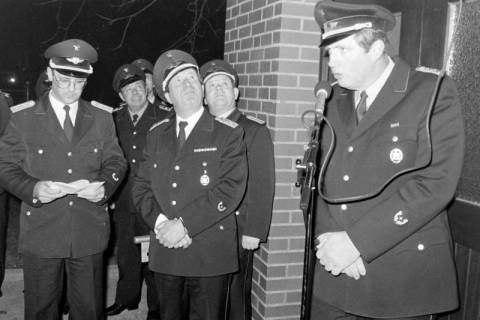 ARH Slg. Weber 02-052/0013, Stadtbrandmeister Fritz Narten hält eine Rede zur Einweihung des Feuerwehrhauses, l. Ortsbrandmeister Klaus-Peter Hackbarth, Mitte: Kreisbrandmeister August Heine, Everloh , zwischen 1980/1990