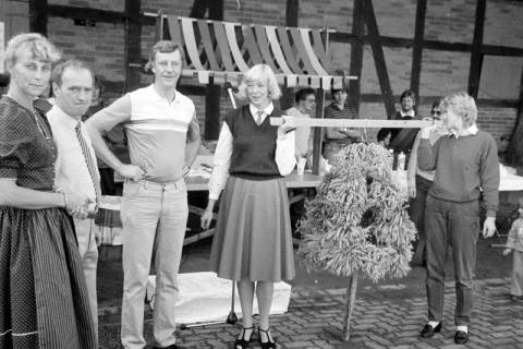 ARH Slg. Weber 02-053/0005, Zwei Frauen mit einer Erntekrone und weitere Personen auf einem Erntedankfest, Everloh, zwischen 1980/1990