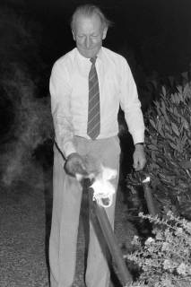 ARH Slg. Weber 02-053/0012, Schützenhaus-Gastwirt Günter Langner zündet eine Fackel an, Gehrden, zwischen 1980/1990