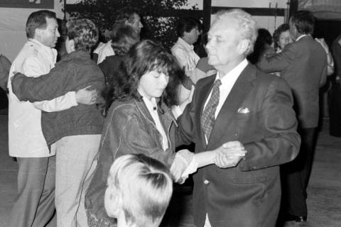 ARH Slg. Weber 02-053/0016, Personen beim Paartanz auf dem Herbstball der CDU Gehrden auf dem Erichshof, Everloh, zwischen 1980/1990