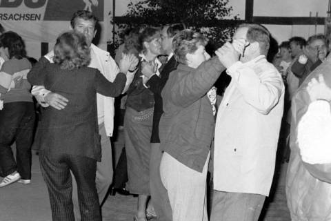 ARH Slg. Weber 02-053/0019, Personen beim Paartanz auf dem Herbstball der CDU Gehrden auf dem Erichshof, Everloh , zwischen 1980/1990