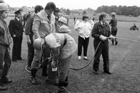 ARH Slg. Weber 02-054/0009, Junge Mitglieder der Feuerwehr bei einem Kinderfest mit Wettkampf und Spielen zum Jubiläum der Jugendfeuerwehr Lemmie auf dem Sportplatz des MTV Lemmie, zwischen 1980/1990