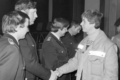 ARH Slg. Weber 02-054/0011, Mitglieder der Feuerwehr bei der Übergabe von Urkunden, zwischen 1980/1990