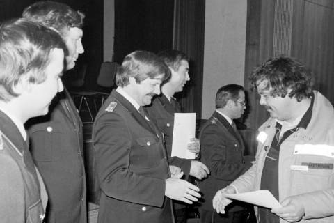 ARH Slg. Weber 02-054/0012, Mitglieder der Feuerwehr bei der Übergabe von Urkunden, zwischen 1980/1990