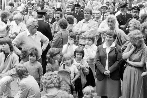 ARH Slg. Weber 02-054/0019, Kinder und Erwachsene auf einem Stadtfest?, zwischen 1980/1990