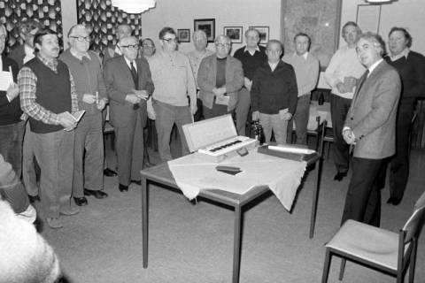 ARH Slg. Weber 02-055/0003, Treffen des Männergesangsvereins Lenthe mit dem Vorsitzenden Waldemar Brandes (zweiter von rechts) in der Alten Schule, Lenthe, zwischen 1980/1990