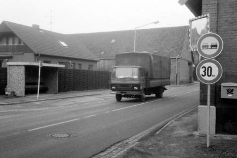 ARH Slg. Weber 02-056/0002, Ortsdurchfahrt der Kreisstraße 230 / Harenberger Straße, im Hintergrund die Scheune vom Hof Reverey, Everloh, zwischen 1980/1990