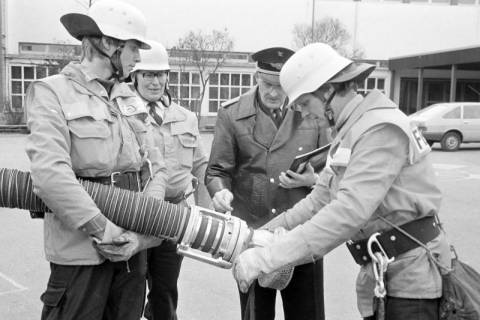 ARH Slg. Weber 02-056/0006, Gemeinsamer Grundlehrgang mit den Ortsfeuerwehren aus Gehrden und Wennigsen auf dem Schulhof der Grundschule Am Castrum, Gehrden, zwischen 1980/1990