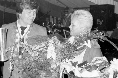 ARH Slg. Weber 02-056/0010, Proklamation des Volkskönigs Walter Dehn aus Gehrden und Volkskönigin Inge Dreyling aus Northen beim Schützen- und Volksfest, Gehrden, 1989