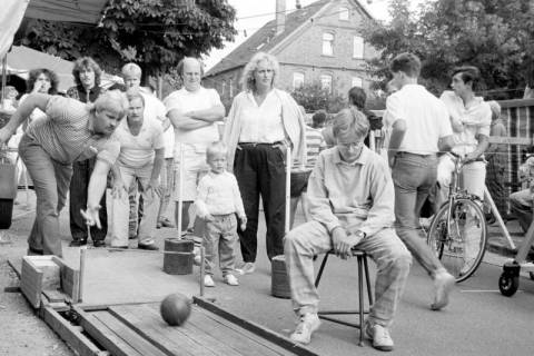 ARH Slg. Weber 02-056/0014, Ein Mann beim Kegeln auf der mobilen Holzkegelbahn vom TV Jahn Leveste beim Dorffest "Auf dem Thie", Leveste, zwischen 1980/1990