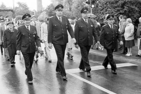 ARH Slg. Weber 02-057/0001, Mitglieder der Ortsfeuerwehr Gehrden und weitere Personen bei einem Festumzug in der Lange Feldstraße / Ecke Gärtnereiweg, Alt-Gehrden, zwischen 1980/1990
