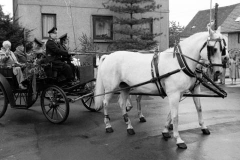 ARH Slg. Weber 02-057/0002, Gehrdens Bürgermeister Helmut Oberheide mit Mitgliedern der Feuerwehr auf einer Pferdekutsche bei einem Festumzug in der Lange Feldstraße / Ecke Gärtnereiweg, Alt-Gehrden, zwischen 1980/1990