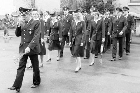 ARH Slg. Weber 02-057/0004, Mitglieder der Feuerwehr Northen mit Ortsbrandmeister Friedrich Volker (vorn), Damenfeuerwehr Northen und aktive Abteilung bei einem Festumzug in der Lange Feldstraße / Ecke Gärtnereiweg, Alt-Gehrden, zwischen 1980/1990
