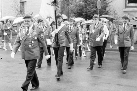 ARH Slg. Weber 02-057/0006, Schützenverein Lemmie angeführt vom Vorsitzenden Siegfried Schulz bei einem Festumzug in der Lange Feldstraße / Ecke Gärtnereiweg, Alt-Gehrden, zwischen 1980/1990