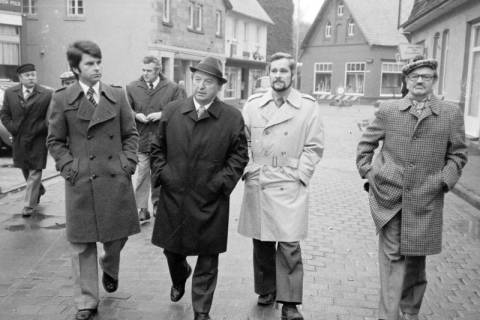 ARH Slg. Weber 02-058/0005, V.l. SPD-Ratsmitglied Herbert Clausing, Landtagsabgeordneter Willi Lindhorst, Bauamtsleiter Hermann Nasemann, Bürgermeister Gerhard Oberkönig, N.N. und SPD-Ratsmitglied Dr. Gärtner im Steinweg, Gehrden, um 1975