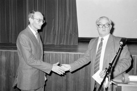 ARH Slg. Weber 02-058/0008, V.l. N.N. und Gehrdens Bürgermeister Helmut Oberheide geben sich die Hände, zwischen 1980/1990