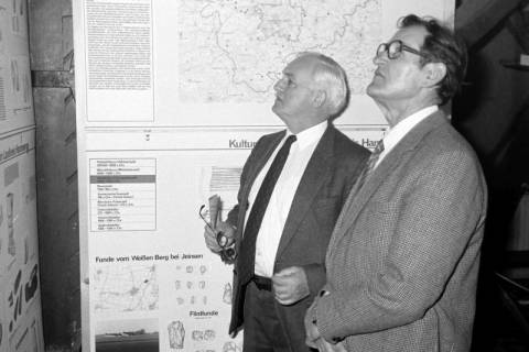ARH Slg. Weber 02-058/0009, Bürgermeister Helmut Oberheide und Bauunternehmer Ehrenfried Keding bei einer Ausstellung zum Landkreis Hannover, Gehrden, zwischen 1980/1990
