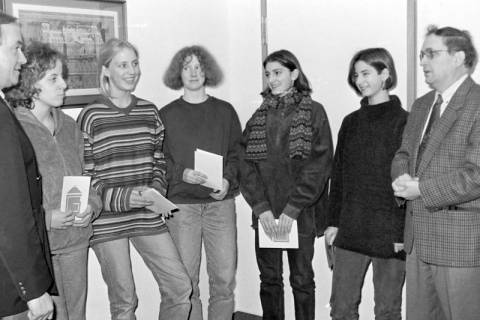 ARH Slg. Weber 02-058/0016, Junge Frauen mit Karten? zwischen v.l. dem Stadtdirektor Hans Bildhauer und dem Bürgermeister Heinrich Berkefeld, Gehrden, zwischen 1990/2000