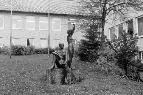 ARH Slg. Weber 02-058/0018, Skulpturen vor dem Matthias-Claudius-Gymnasium, Gehrden, zwischen 1980/1990