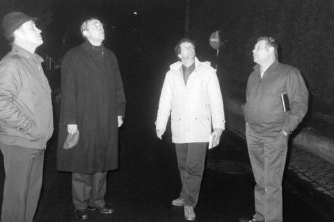 ARH Slg. Weber 02-059/0006, Kontrolle der Straßenbeleuchtung durch v.l. Ortsbürgermeister Hermann Deiters, Hastra-Betriebsstättenleiter Fenske, N.N. und Ortsbrandmeister Günter Baumgarten, Leveste, zwischen 1980/1990