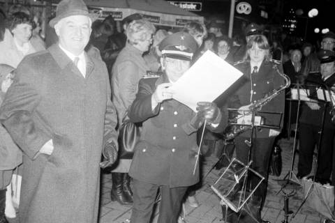 ARH Slg. Weber 02-059/0007, Bürgermeister Helmut Oberheide mit dem Dirigenten der Musikkapelle der Feuerwehr beim Weihnachtsmarkt auf dem Marktplatz, Gehrden, zwischen 1980/1990