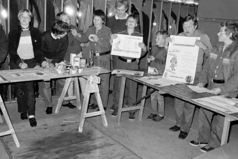 ARH Slg. Weber 02-059/0008, Junge Mitglieder der Feuerwehr beim Bemalen von Plakaten, in der Mitte Rainer Kunze, zweiter von rechts Wolfgang Dehn von der Leitung der Jugendfeuerwehr Gehrden , zwischen 1980/1990