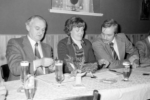 ARH Slg. Weber 02-059/0009, Bürgermeister Helmut Oberheide, Ortsbürgermeisterin Ursula Gröper aus Redderse und Stadtdirektor Hans Bildhauer bei einer Veranstaltung, Gehrden, zwischen 1980/1990