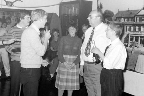 ARH Slg. Weber 02-060/0003, Tombola beim Kameradschaftsabend der Ortsfeuerwehr Gehrden, v.l. Jürgen Scholz, Rainer Kunze, N.N., Werner Gorny und Else Fricke im Schützenhaus, Gehrden, zwischen 1980/1990