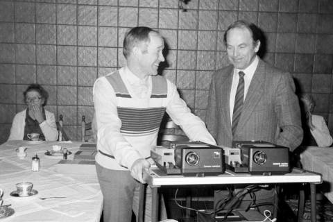 ARH Slg. Weber 02-060/0013, Lichtbildervortrag beim Seniorennachmittag mit r. Ortsvorsteher Werner Raupert sen., Gehrden, zwischen 1980/1990