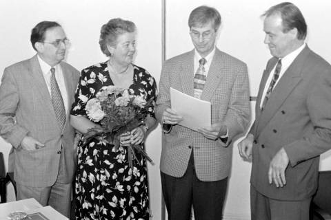 ARH Slg. Weber 02-061/0001, Verabschiedung von Stadtkämmerer Karl Ricke in den Ruhestand mit v.l. Bürgermeister Heinrich Berkefeld, Hannelore Ricke und Stadtdirektor Hans Bildhauer, Gehrden, 1996