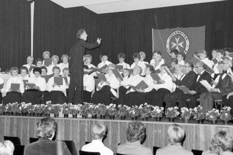 ARH Slg. Weber 02-061/0010, Konzert des gemischten Chors "Harmonie" mit Dirigent und Chorleiter Erich Kolb in der Festhalle, Gehrden, zwischen 1980/1990
